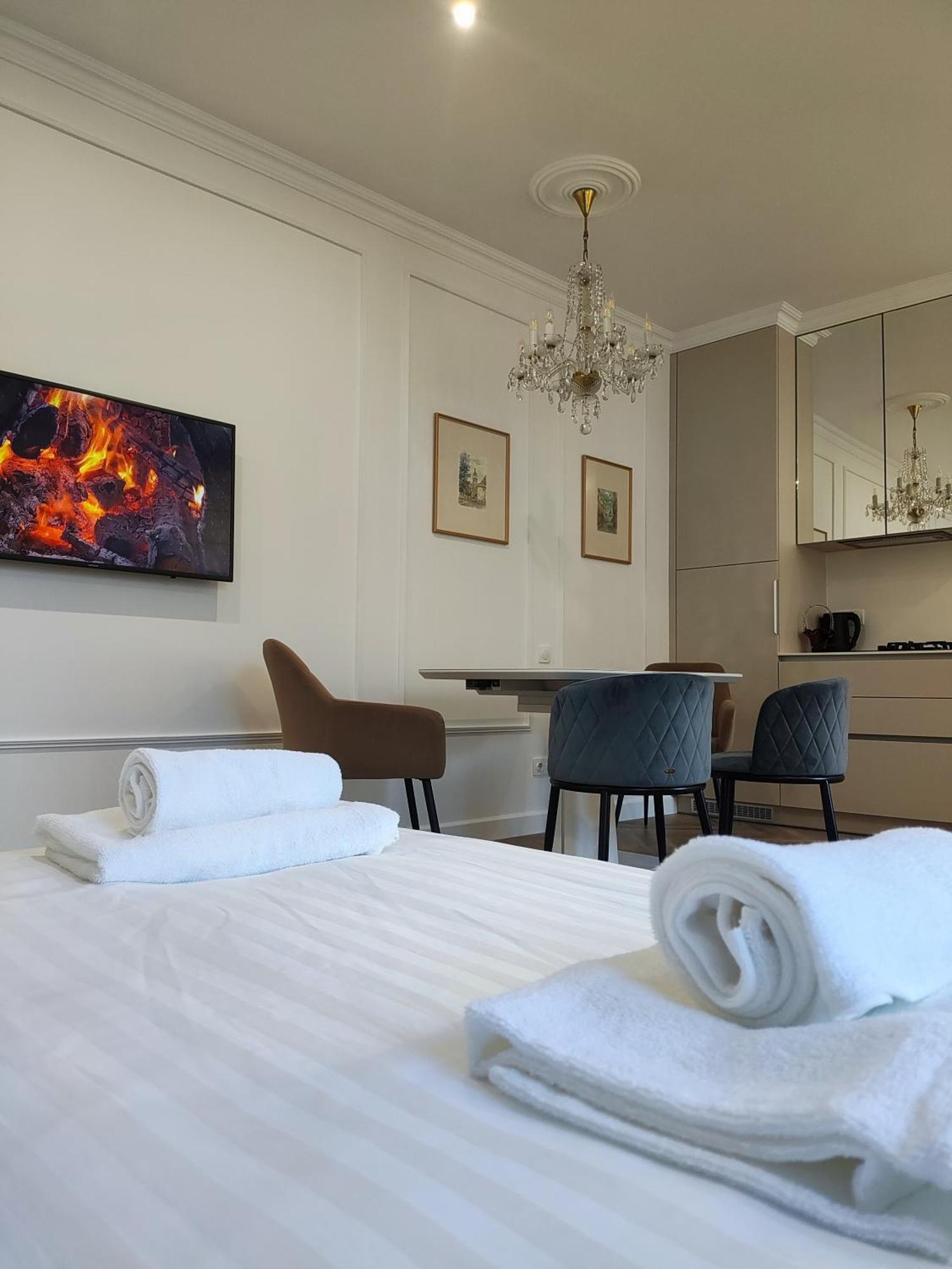"M&D Apartmentslviv" Ultra Lux Rynok Square, 6Person Exterior photo